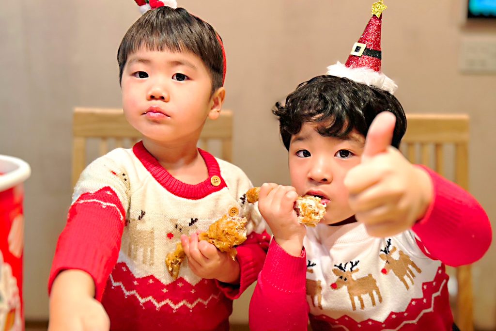 チキンを食べる子ども