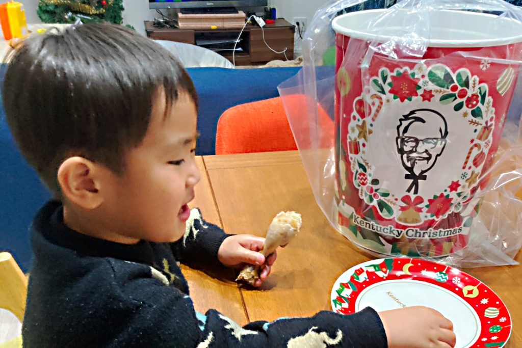 チキンを食べる子ども