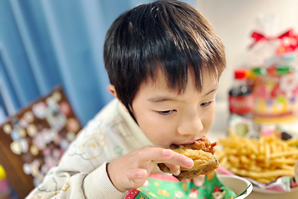 チキンを食べる子ども