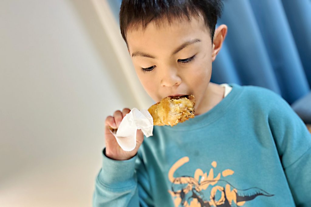 チキンを食べる子ども